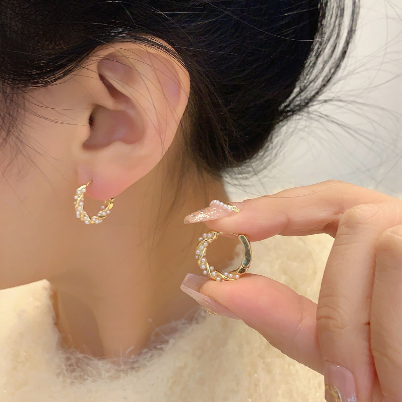 Fashion A Pair Of Pearl Earrings Twist Pearl C-shaped Earrings